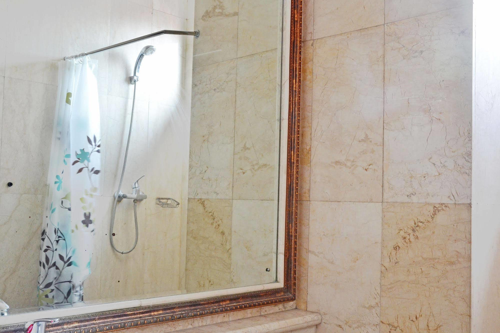 סוראבאיה Zen Rooms Sultan Iskandar Muda מראה חיצוני תמונה