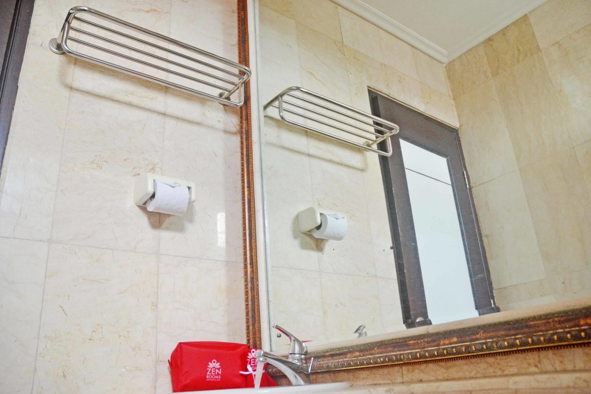 סוראבאיה Zen Rooms Sultan Iskandar Muda מראה חיצוני תמונה