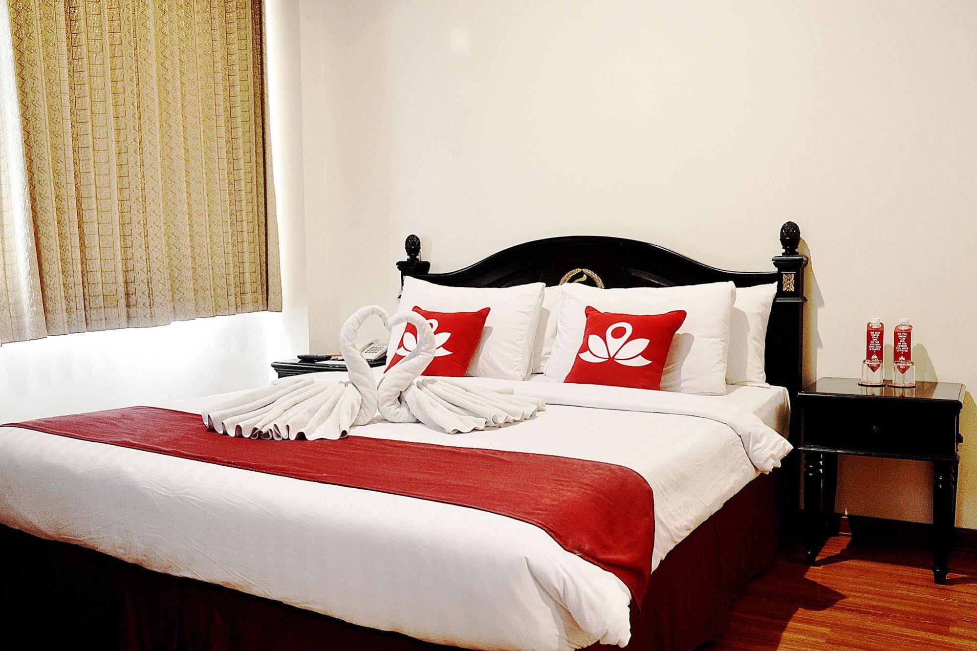 סוראבאיה Zen Rooms Sultan Iskandar Muda מראה חיצוני תמונה