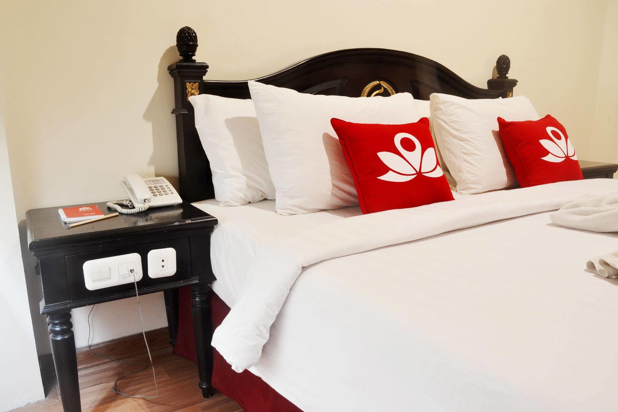 סוראבאיה Zen Rooms Sultan Iskandar Muda מראה חיצוני תמונה