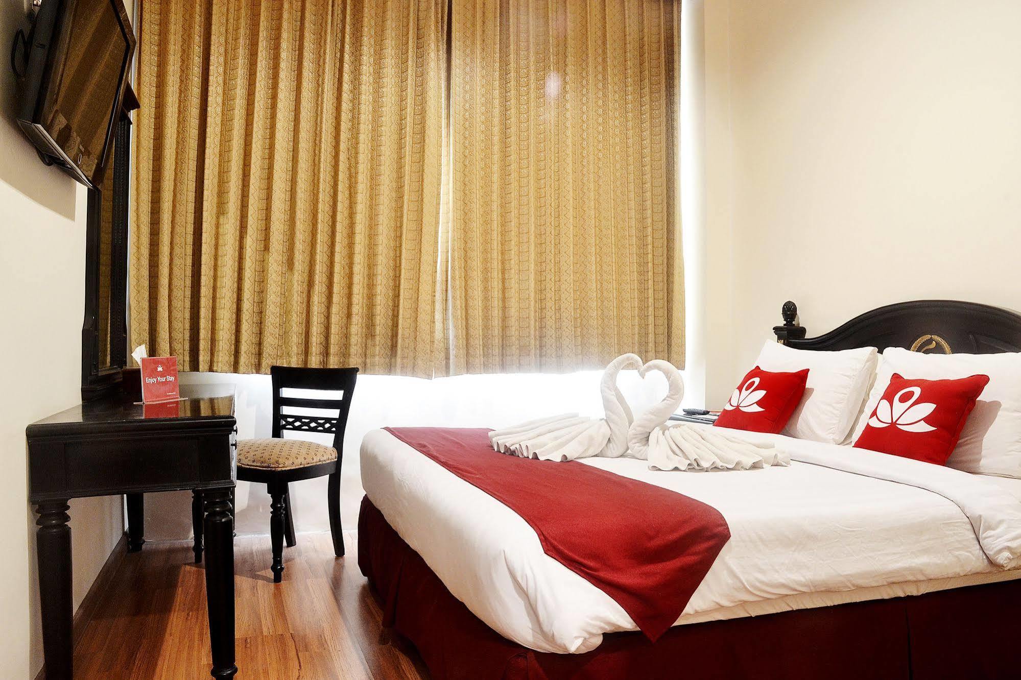 סוראבאיה Zen Rooms Sultan Iskandar Muda מראה חיצוני תמונה