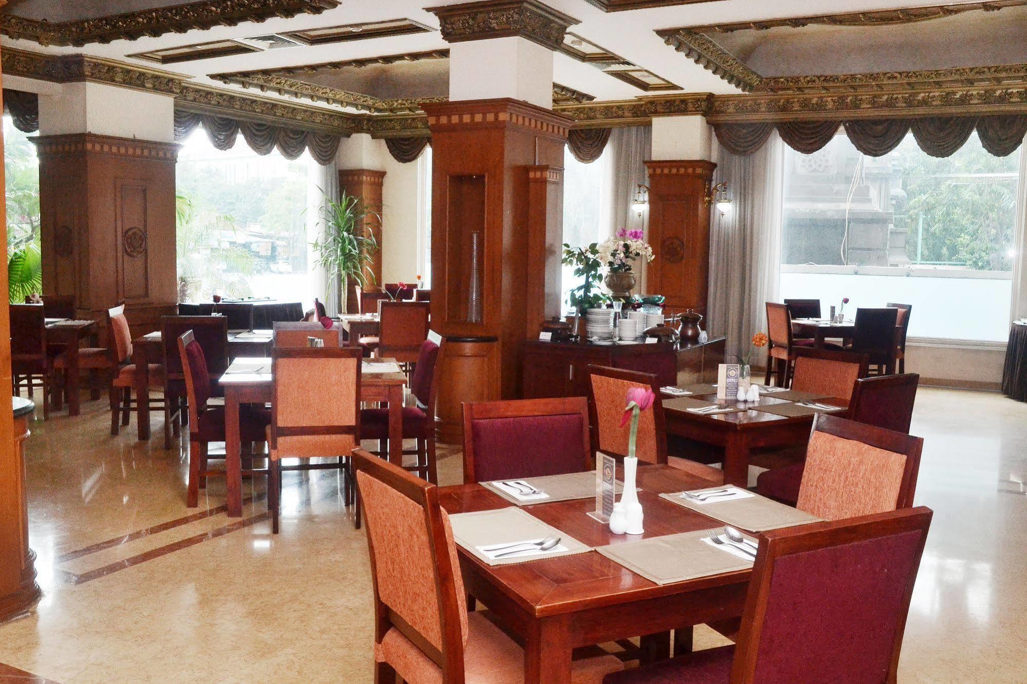 סוראבאיה Zen Rooms Sultan Iskandar Muda מראה חיצוני תמונה
